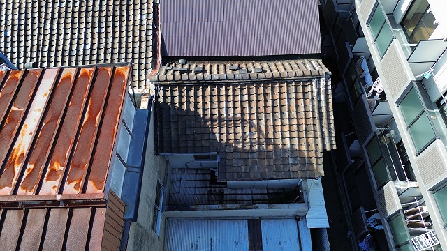 棟付近の瓦の乱れ