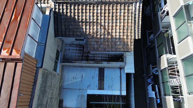 劣化した瓦屋根全体