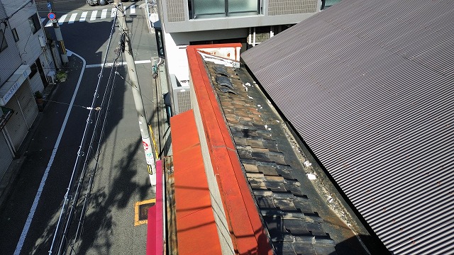 端部に残る古い瓦面