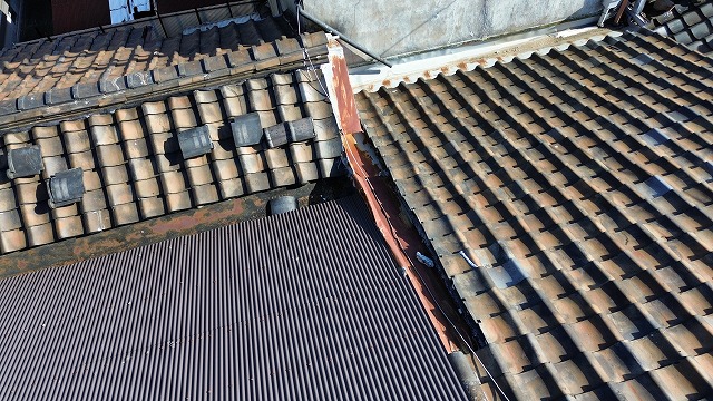 瓦屋根と板金の取合い