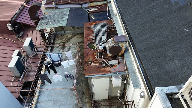 錆びた付属屋の屋根
