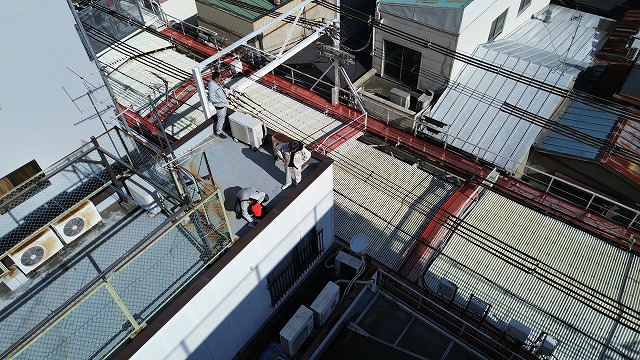 屋上外周部の調査風景