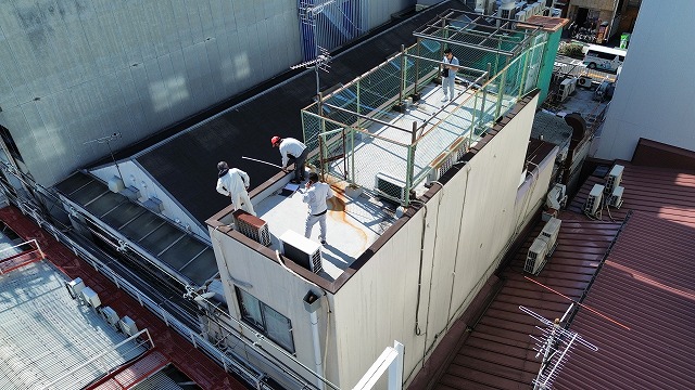 屋上端部を確認する様子