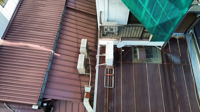 金属屋根と設備配管