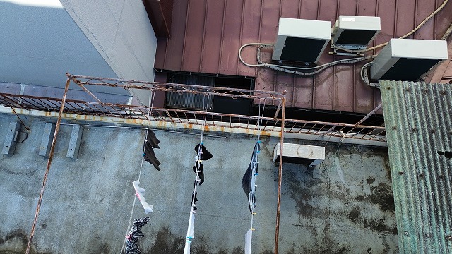 京都市山科区で調査した屋上防水の劣化と笠木板金の錆び、設備が多い屋上の改修が必要な状態