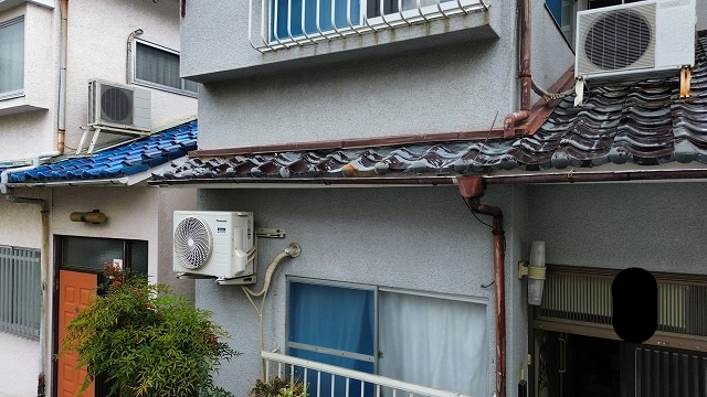 京都市伏見区で豪雨後の雨漏りを調査！塗装とパテが残る瓦屋根で棟違い部から光が差し込む状態を確認