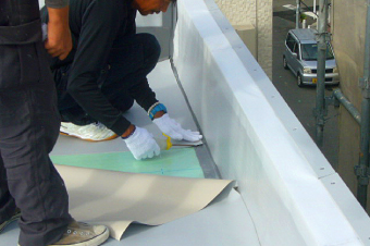広い大きな陸屋根に塩ビシートを施工